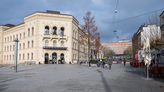 Nur wenige Menschen sind in der Innenstadt von Saarbrücken unterwegs. Nur wenige Menschen sind in der Innenstadt von Saarbrücken unterwegs.