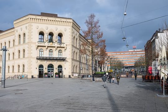 Nur wenige Menschen sind in der Innenstadt von Saarbrücken unterwegs.