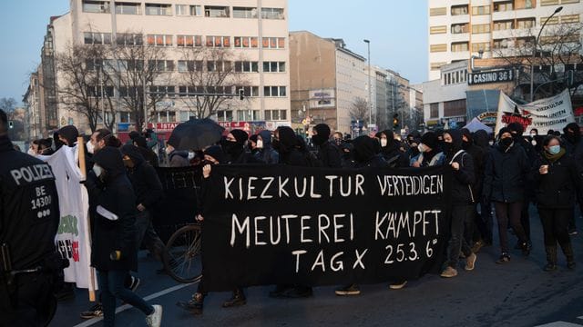 Demonstranten, die gegen die Räumung der Szene-Kneipe "Meuterei" in der Reichenberger Straße protestieren, am Kottbusser Tor. Demonstranten, die gegen die Räumung der Szene-Kneipe "Meuterei" in der Reichenberger Straße protestieren, am Kottbusser Tor.