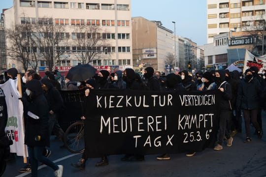 Demonstranten, die gegen die Räumung der Szene-Kneipe "Meuterei" in der Reichenberger Straße protestieren, am Kottbusser Tor.