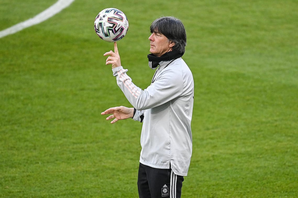 Joachim Löw beim Training vor dem Länderspiel gegen Island: Die Partie ist für den scheidenden Bundestrainer nicht nur in WM-Qualispiel, sondern auch ein EM-Test.