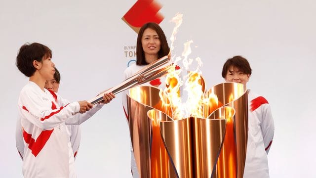 Ein Jahr nach der coronabedingten Verschiebung hat in Fukushima der olympische Fackellauf für die Sommerspiele in Tokio begonnen. Ein Jahr nach der coronabedingten Verschiebung hat in Fukushima der olympische Fackellauf für die Sommerspiele in Tokio begonnen.