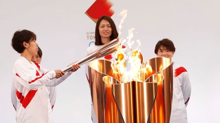 Ein Jahr nach der coronabedingten Verschiebung hat in Fukushima der olympische Fackellauf für die Sommerspiele in Tokio begonnen.