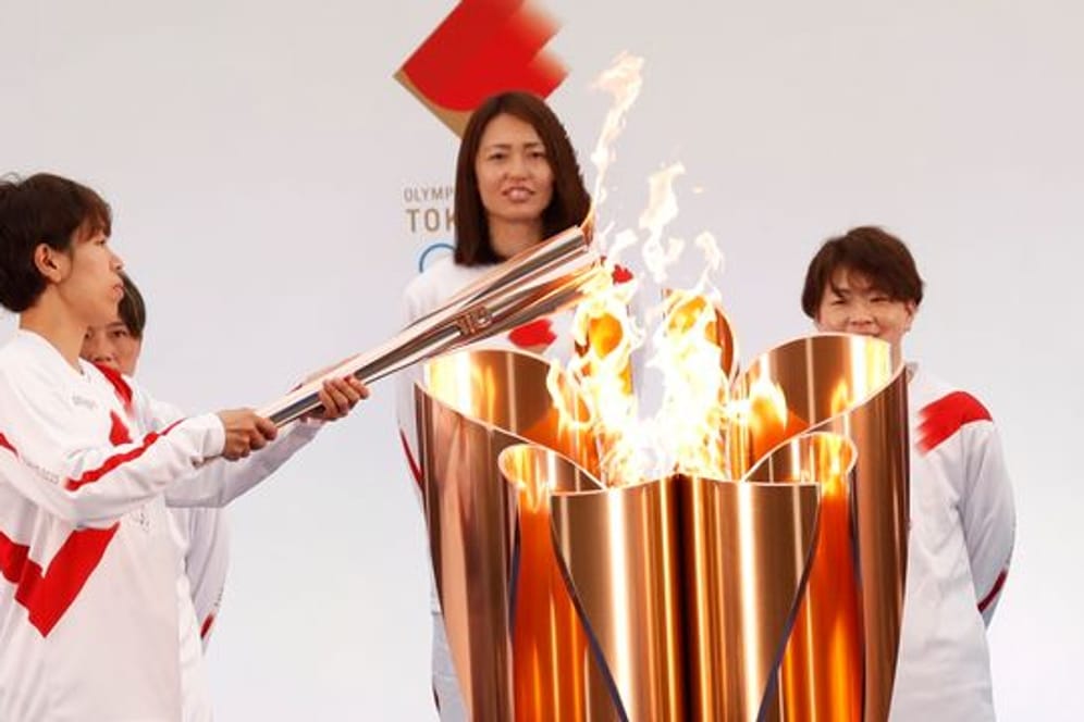 Ein Jahr nach der coronabedingten Verschiebung hat in Fukushima der olympische Fackellauf für die Sommerspiele in Tokio begonnen.