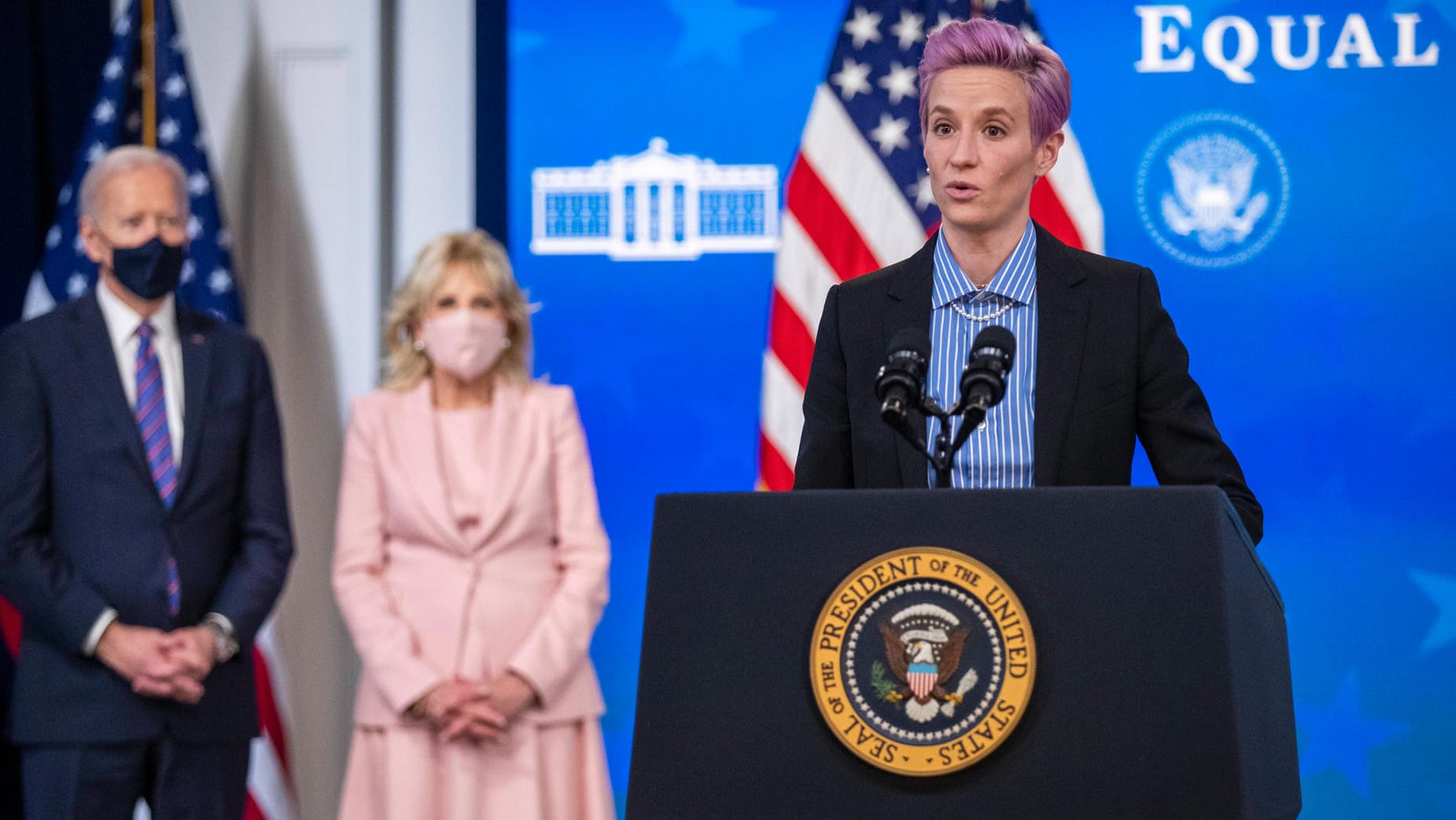 Megan Rapinoe: Die Fußball-Weltmeisterin (r.) setzte sich bei einem Besuch bei US-Präsident Joe Biden (ganz li.) und First Lady Dr. Jill Biden für Lohngleichheit ein. Megan Rapinoe: Die Fußball-Weltmeisterin (r.) setzte sich bei einem Besuch bei US-Präsident Joe Biden (ganz li.) und First Lady Dr. Jill Biden für Lohngleichheit ein.
