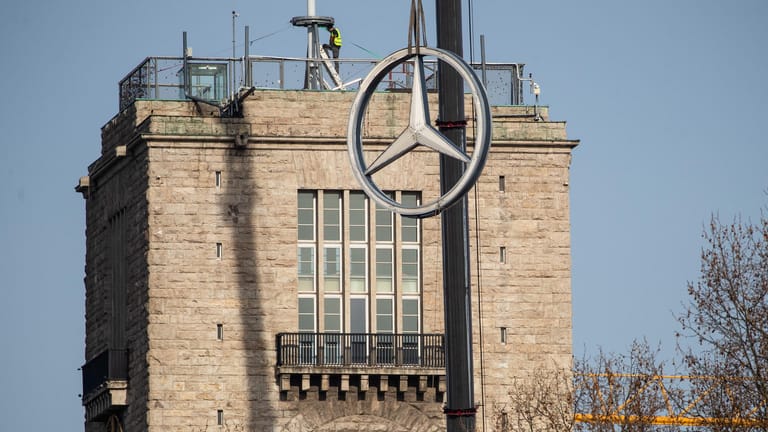 Der Mercedes-Stern vom Bahnhofsturm wird mit einem Kran vom Turm entfernt: Das Wahrzeichen wird vorübergehend ins Mercedes-Benz-Museum gebracht, da der Turm für das Bahnprojekt Stuttgart 21 saniert wird.