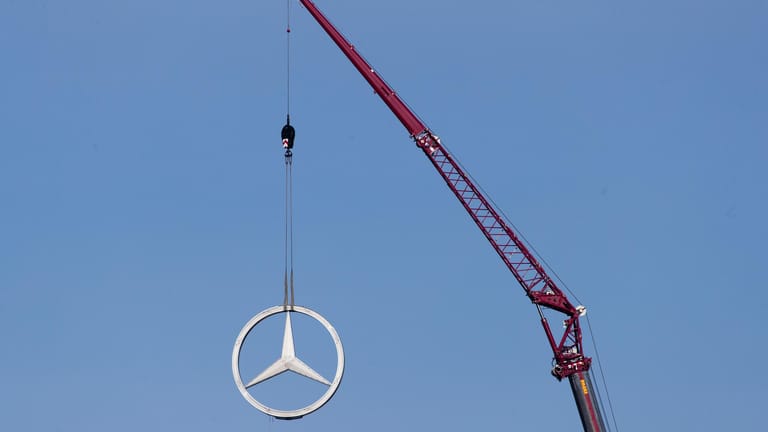 Der Mercedes-Stern vom Bahnhofsturm hängt an einem Kran: 2025 soll der Stern wieder zurückkehren.
