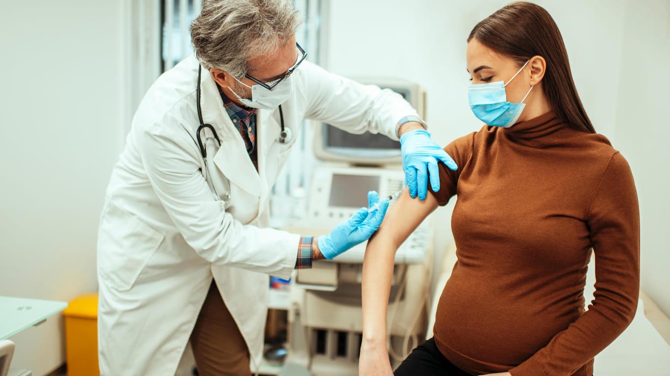 Corona-Impfung bei Schwangeren: Die Forscher untersuchten insgesamt 131 Frauen, davon 84 schwanger, 31 stillend, und 16 weder noch.