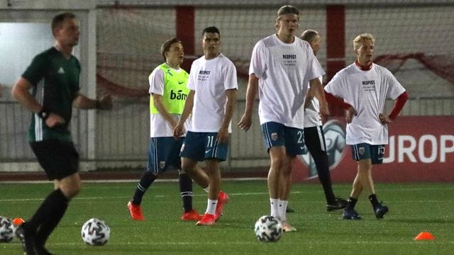Die Spieler aus Norwegen (in der Mitte Erling Haaland) tragen vor dem ersten Quali-Spiel Shirts mit dem Text "Respect - On and off the pitch". Die Spieler aus Norwegen (in der Mitte Erling Haaland) tragen vor dem ersten Quali-Spiel Shirts mit dem Text "Respect - On and off the pitch".
