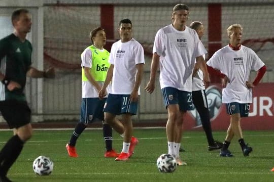 Die Spieler aus Norwegen (in der Mitte Erling Haaland) tragen vor dem ersten Quali-Spiel Shirts mit dem Text "Respect - On and off the pitch".