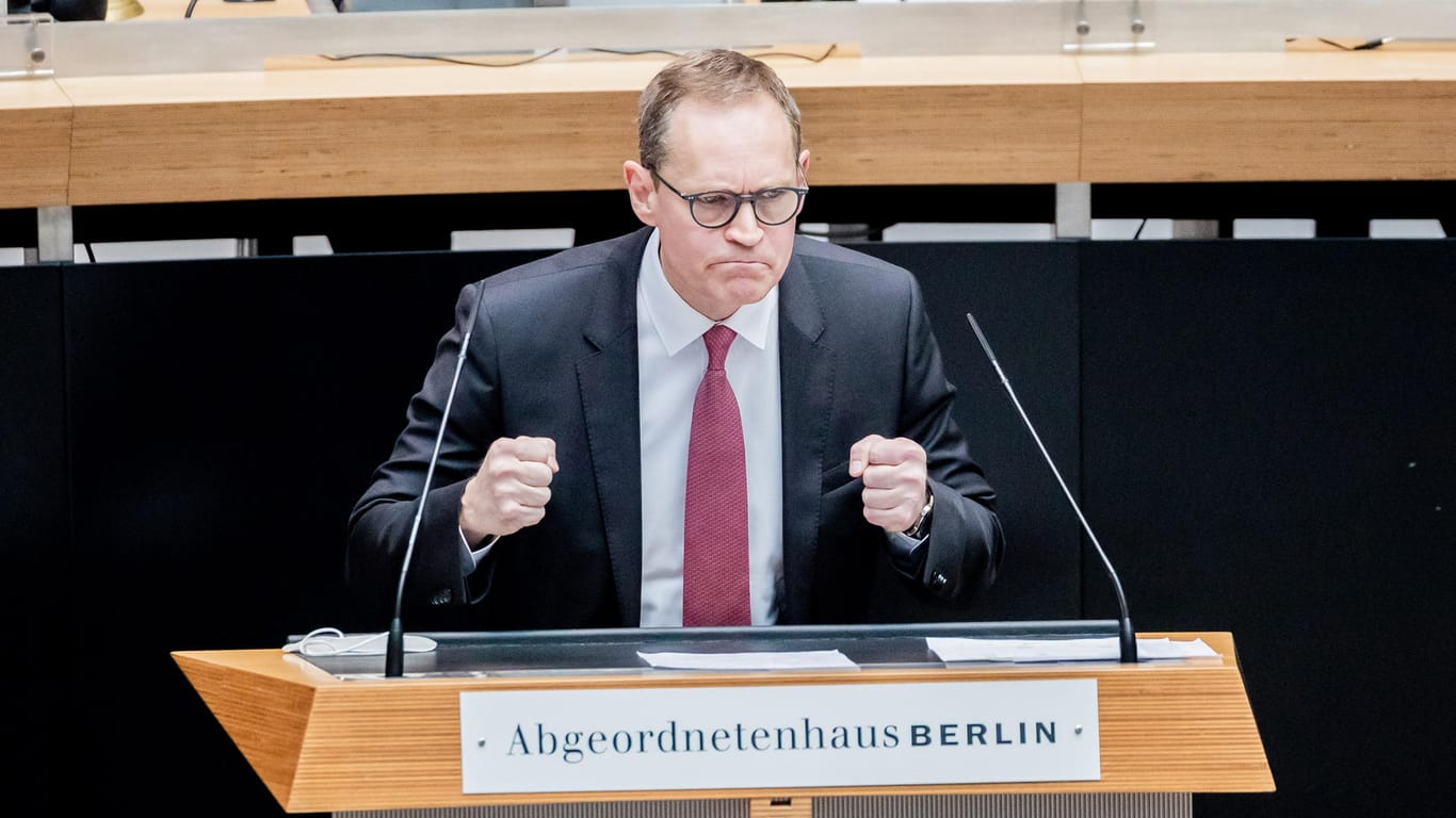 Michael Müller (SPD), Regierender Bürgermeister von Berlin, ballt bei der 76. Plenarsitzung des Berliner Abgeordnetenhauses bei seiner Regierungserklärung zum Thema «Gemeinsam aus der Pandemie - verantwortungsvoll, mit Augenmaß und flexibel» die Hände zur Faust.