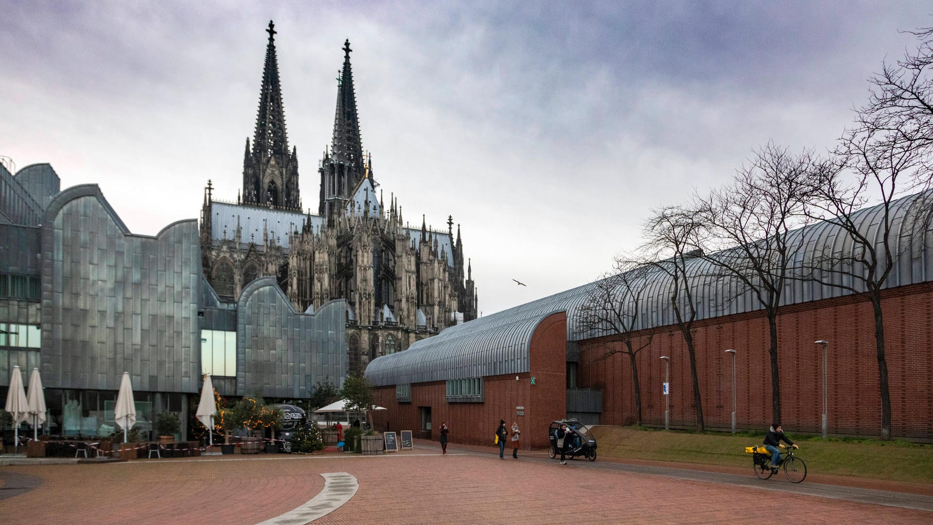 Heinrich-Böll-Platz in Köln, dahinter das Museum Ludwig.