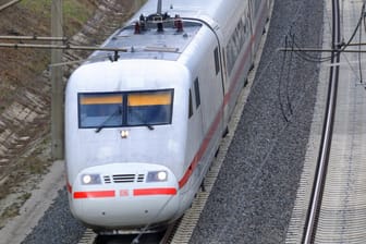 ICE der Deutsche Bahn (Symbolbild): Das Unternehmen macht wegen Corona einen Rekordverlust.