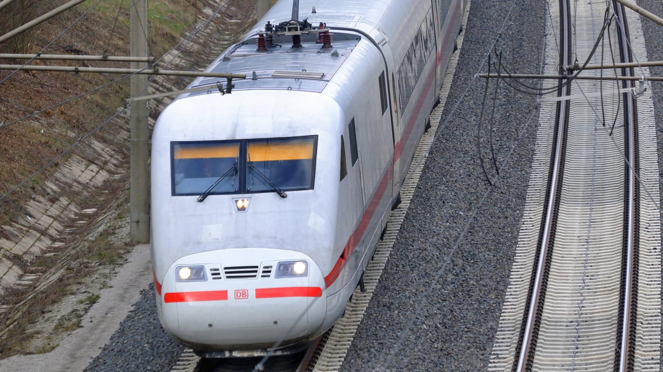 ICE der Deutsche Bahn (Symbolbild): Das Unternehmen macht wegen Corona einen Rekordverlust.