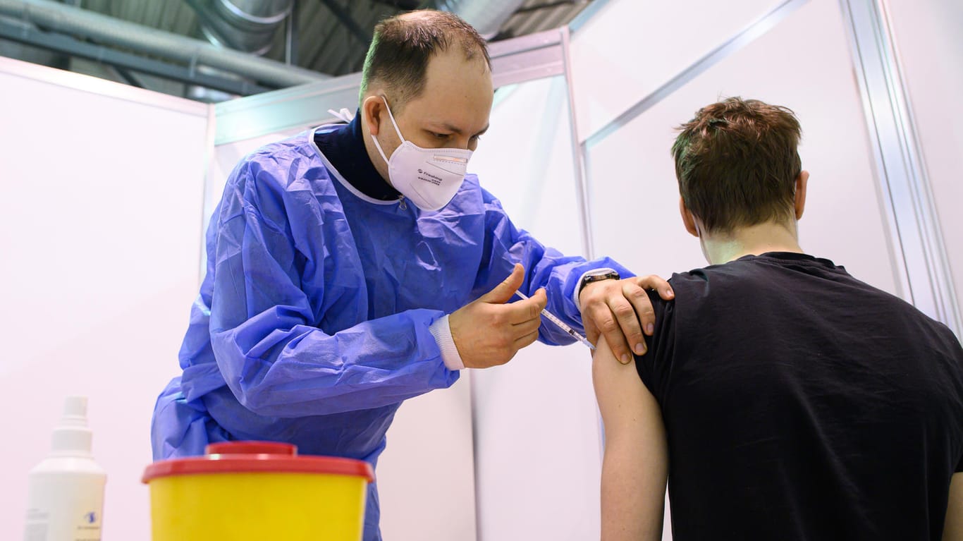Corona-Impfung in Dresden: Bei der Beschaffung von Vakzinen sind Fehler begangen worden, sagt Experte Philipp Osten.