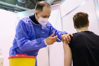 Corona-Impfung in Dresden: Bei der Beschaffung von Vakzinen sind Fehler begangen worden, sagt Experte Philipp Osten.