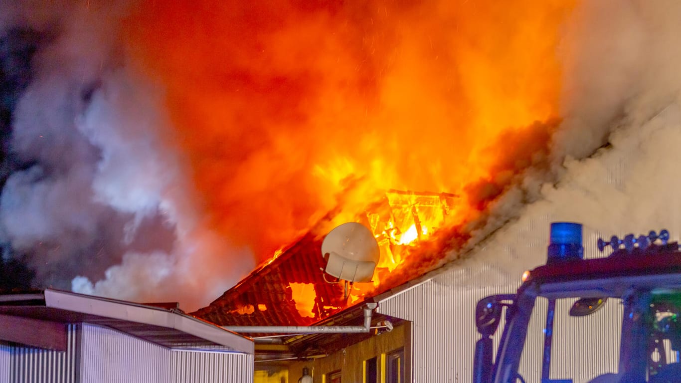 Flammen schlagen aus einem Mehrfamilienhaus: Nach einem Brand eines Mehrfamilienhauses ist ein Mann wegen des Verdachts der Brandstiftung festgenommen worden – nun steht er im Verdacht, er habe seinen Schwiegersohn töten wollen.