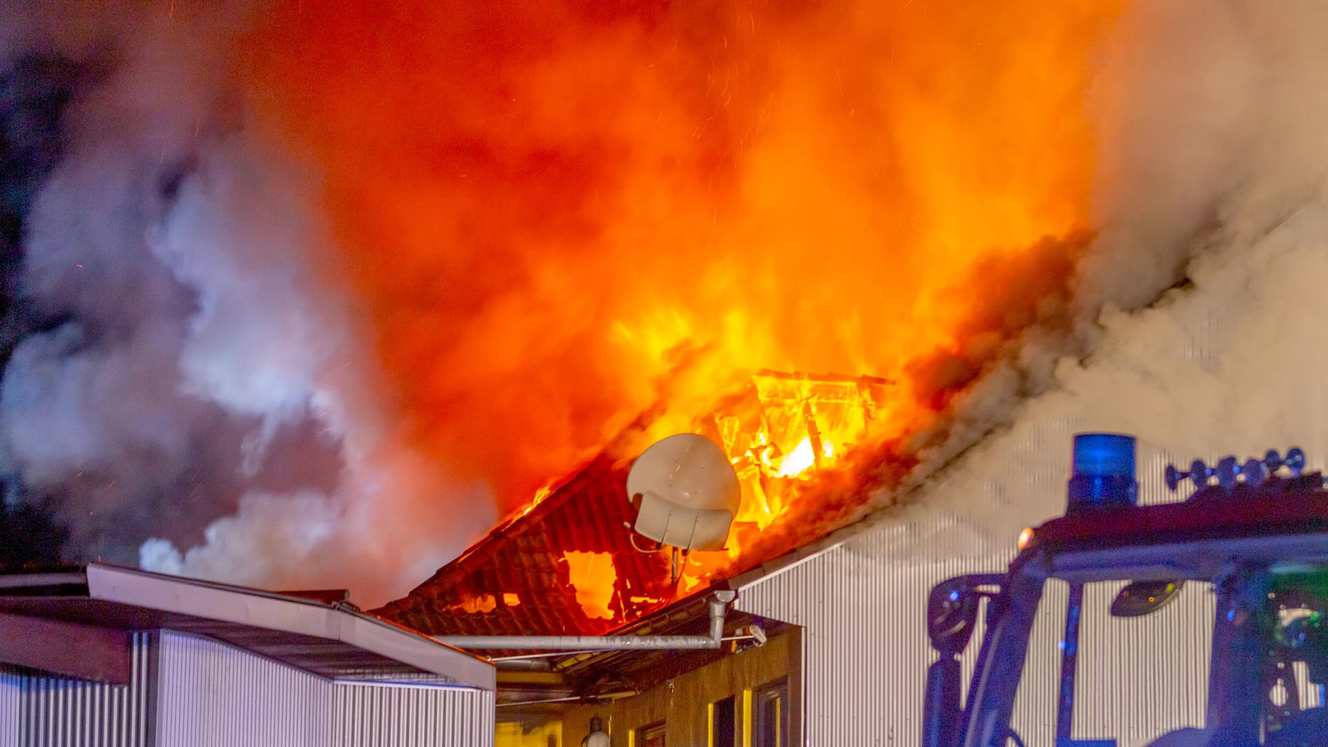 Flammen schlagen aus einem Mehrfamilienhaus: Nach einem Brand eines Mehrfamilienhauses ist ein Mann wegen des Verdachts der Brandstiftung festgenommen worden – nun steht er im Verdacht, er habe seinen Schwiegersohn töten wollen.