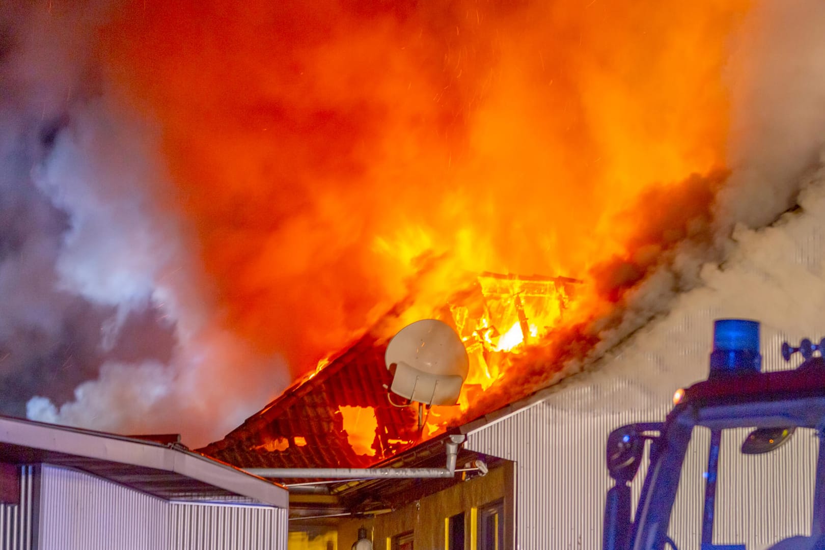 Flammen schlagen aus einem Mehrfamilienhaus: Nach einem Brand eines Mehrfamilienhauses ist ein Mann wegen des Verdachts der Brandstiftung festgenommen worden – nun steht er im Verdacht, er habe seinen Schwiegersohn töten wollen.