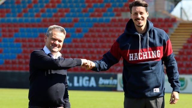 Herzlich Willkommen: Unterhaching-Präsident Manfred Schwabl (l) begrüßt Sandro Wagner. Herzlich Willkommen: Unterhaching-Präsident Manfred Schwabl (l) begrüßt Sandro Wagner.