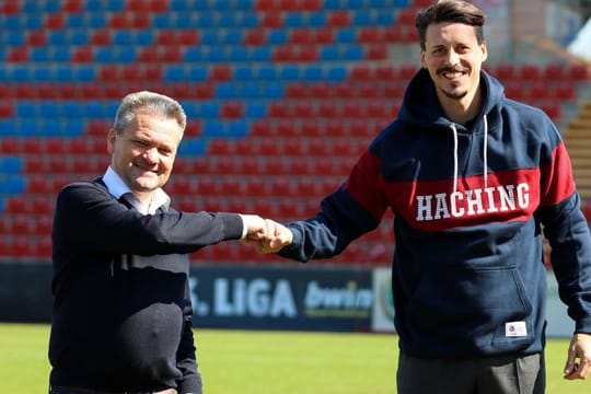 Herzlich Willkommen: Unterhaching-Präsident Manfred Schwabl (l) begrüßt Sandro Wagner.