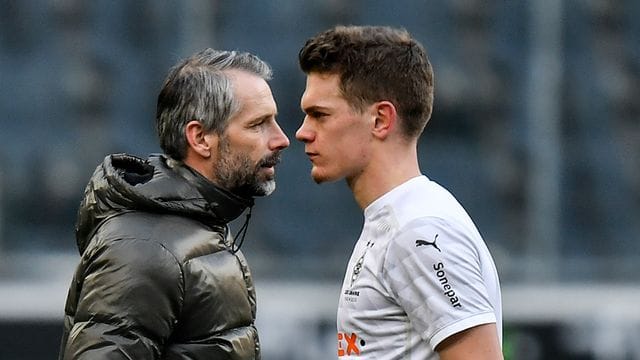 Macht seine Zukunft in Gladbach auch vom Nachfolger von Trainer Marco Rose (l) abhängig: Matthias Ginter. Macht seine Zukunft in Gladbach auch vom Nachfolger von Trainer Marco Rose (l) abhängig: Matthias Ginter.