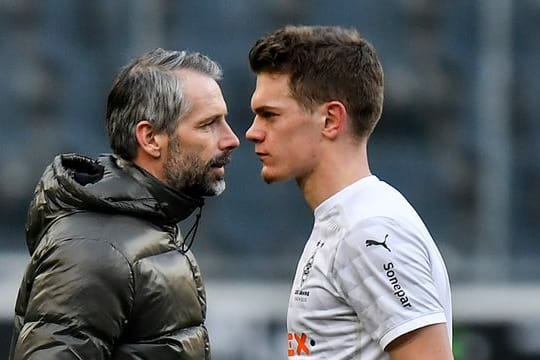 Macht seine Zukunft in Gladbach auch vom Nachfolger von Trainer Marco Rose (l) abhängig: Matthias Ginter.