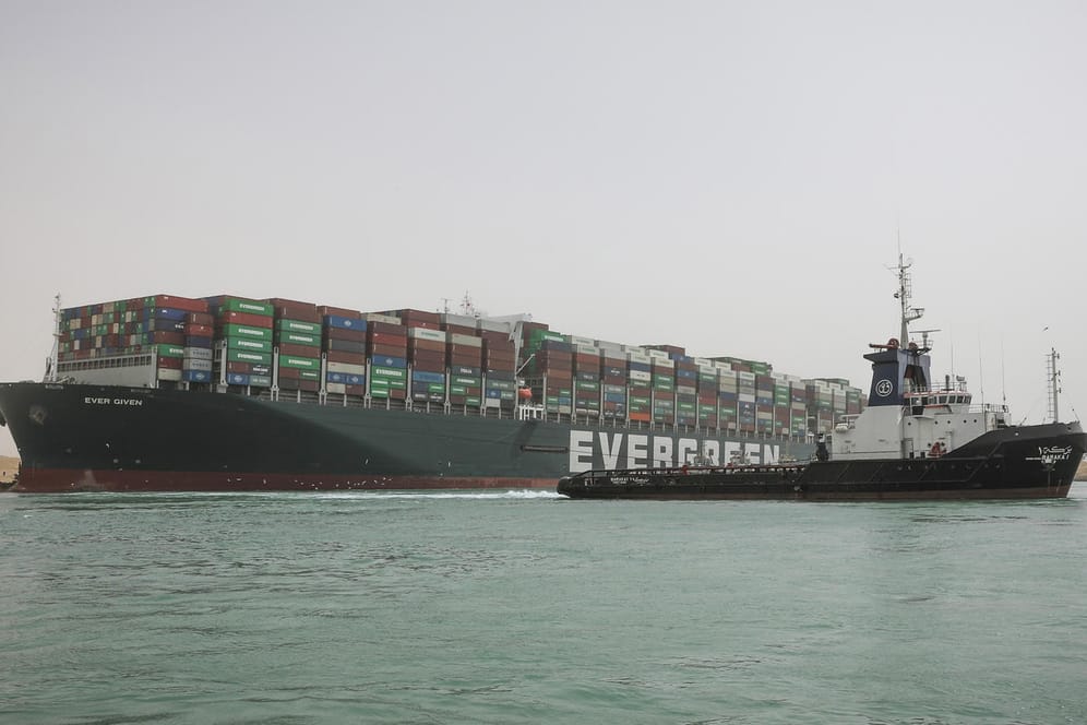 Ein Schlepperboot beteiligt sich an der Freisetzung eines im Suezkanal gestrandeten Containerschiffs.
