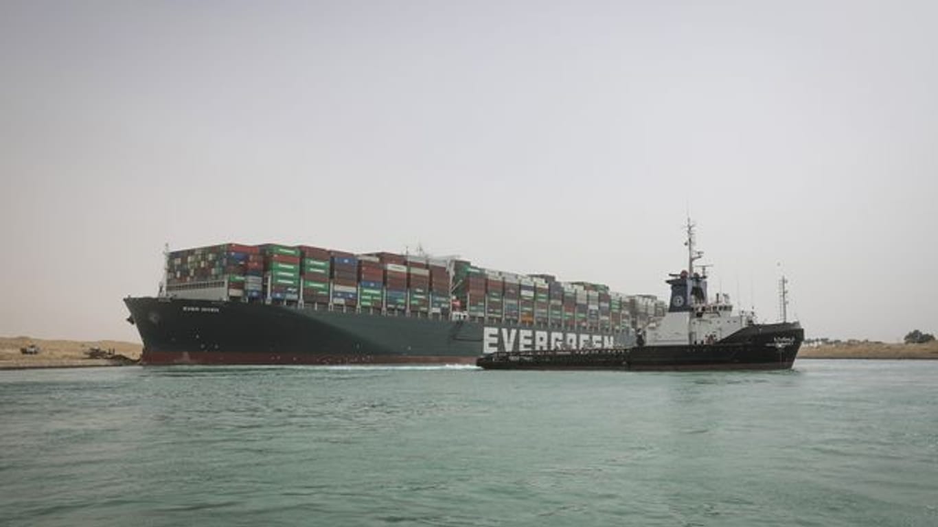 Ein Schlepperboot beteiligt sich an der Freisetzung eines im Suezkanal gestrandetem Containerschiffs: Mehr als 100 Schiffe stehen mittlerweile vor dem Kanal im Stau.