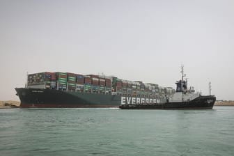 Ein Schlepperboot beteiligt sich an der Freisetzung eines im Suezkanal gestrandetem Containerschiffs: Mehr als 100 Schiffe stehen mittlerweile vor dem Kanal im Stau.