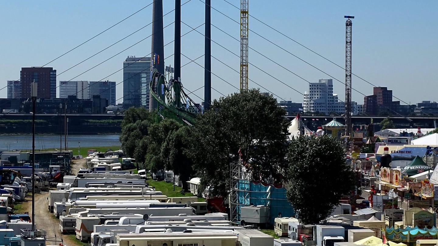 Das Wohnwagen- und Materialwagenlager der Schausteller und Fahrgeschäftbetreiber auf den Oberkasseler Rheinwiesen (Symbolbild): Mehreren Angeklagten wird vorgeworfen, Strom abgezapft zu haben.