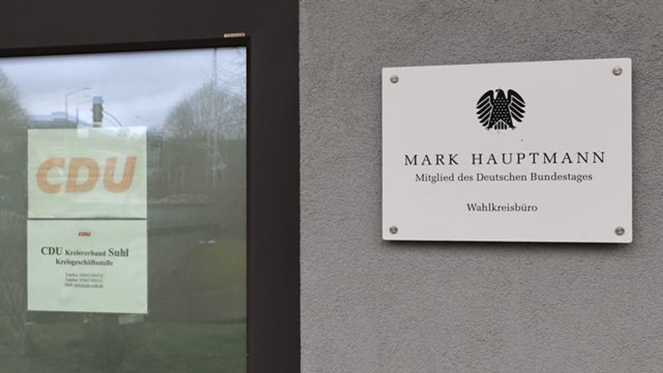 Büros des ehemaligen CDU-Bundestagsabgeordneten Mark Hauptmann und mehrere CDU-Kreisgeschäftsstellen in Südthüringen wurden durchsucht.