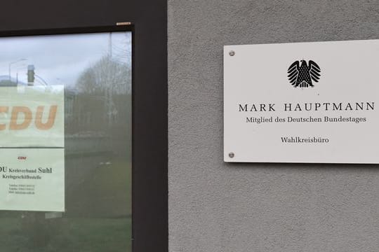 Büros des ehemaligen CDU-Bundestagsabgeordneten Mark Hauptmann und mehrere CDU-Kreisgeschäftsstellen in Südthüringen wurden durchsucht.