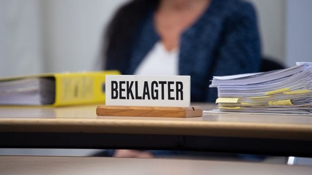 Die angeklagte Heilpraktikerin vor Prozessbeginn im Sitzungssaal des OLG München.