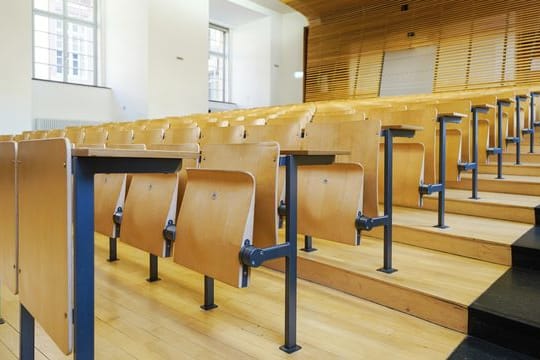 Der Weg in den Hochschul-Hörsaal steht auch Bewerberinnen und Bewerbern ohne Abitur oder Fachabitur offen.