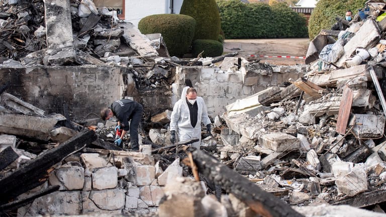 Einsatzkräfte arbeiten in den Überresten eines Wohnhauses. Das Haus explodierte am Mittwochabend (24.03.2021) aus ungeklärter Ursache, wie die Polizei mitteilte.