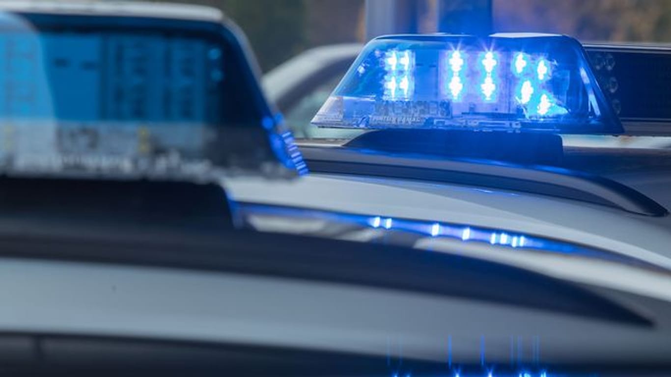 Ein leuchtendes Blaulicht auf einem Polizeiwagen (Symbolbild): Zwei Männer wurden wegen Drogenhandels verhaftet.