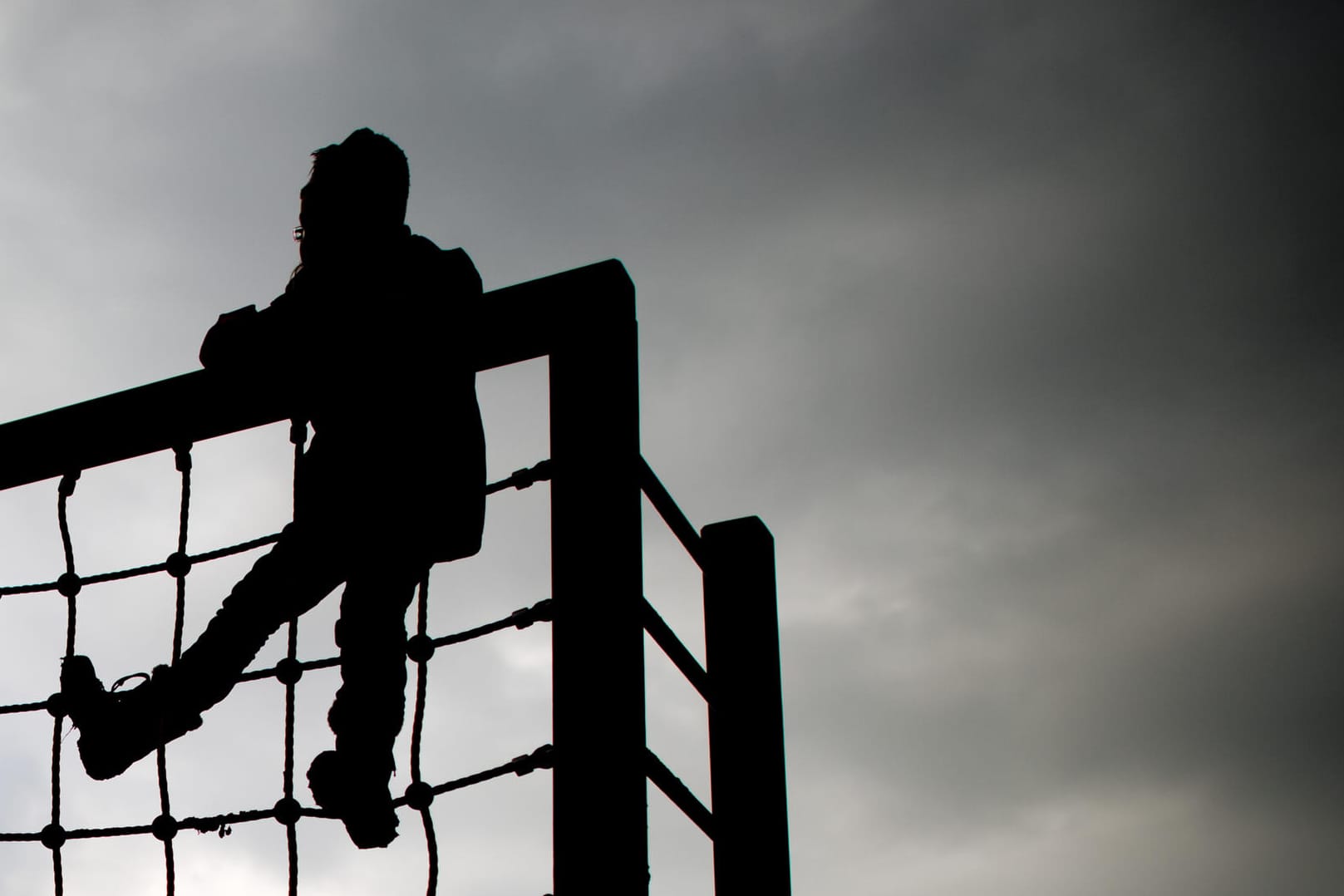 Ein Mädchen spielt auf einem Kinderspielplatz (Symbolbild): Der Bundestag hat Strafverschärfungen bei Kindesmissbrauch und Kinderpornografie beschlossen.