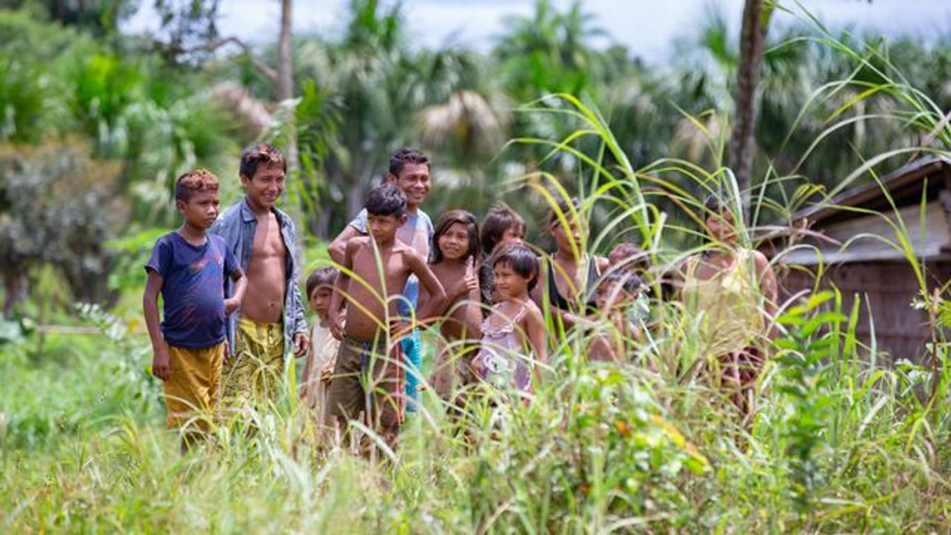 Mitglieder einer indigenen Gemeinschaft, die in der Region Alto Rio Negro im Nordwesten Brsiliens lebt, nahe ihrer Siedlung an der Grenze zu Kolumbien.