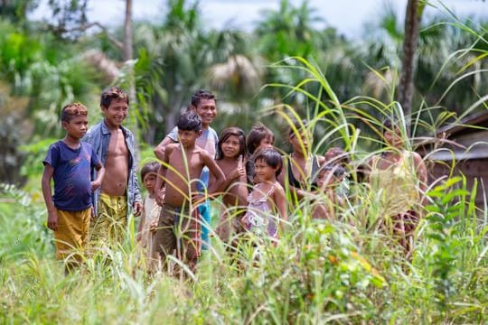 Mitglieder einer indigenen Gemeinschaft, die in der Region Alto Rio Negro im Nordwesten Brsiliens lebt, nahe ihrer Siedlung an der Grenze zu Kolumbien.