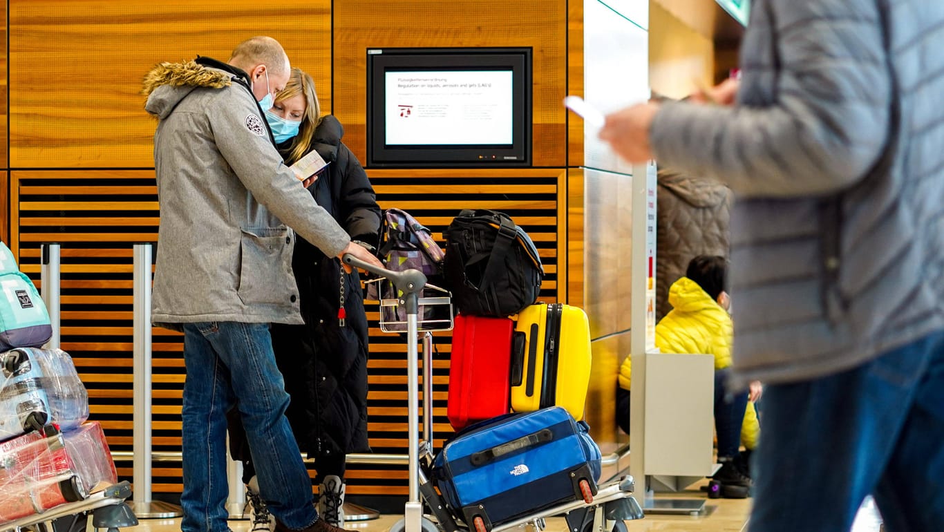 Touristen am Flughafen Schönefeld: In Zukunft könnte ein Impfpass das Fliegen erleichtern.