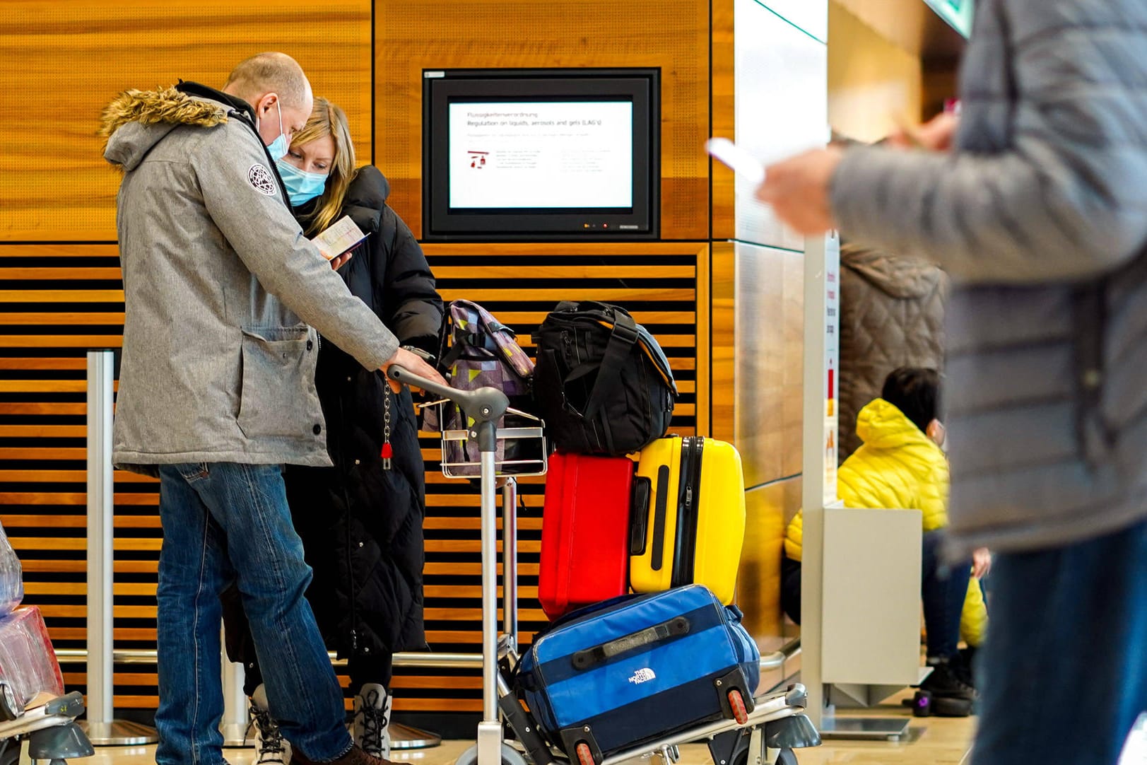 Touristen am Flughafen Schönefeld: In Zukunft könnte ein Impfpass das Fliegen erleichtern.