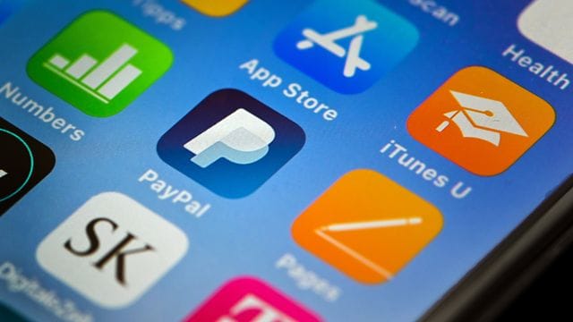 Der BGH hält es für zulässig, dass Unternehmen ihren Kunden für Online-Bezahlungen per Paypal oder Sofortüberweisung eine Extra-Gebühr aufbrummen. Der BGH hält es für zulässig, dass Unternehmen ihren Kunden für Online-Bezahlungen per Paypal oder Sofortüberweisung eine Extra-Gebühr aufbrummen.
