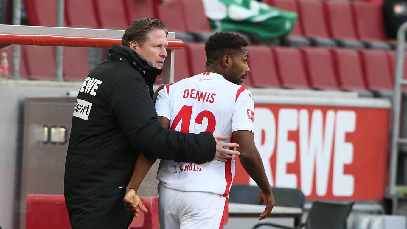 Markus Gisdol mit Emmanuel Dennis beim Spiel gegen Werder Bremen: Der Trainer fordert harte Arbeit von seinem Profi.