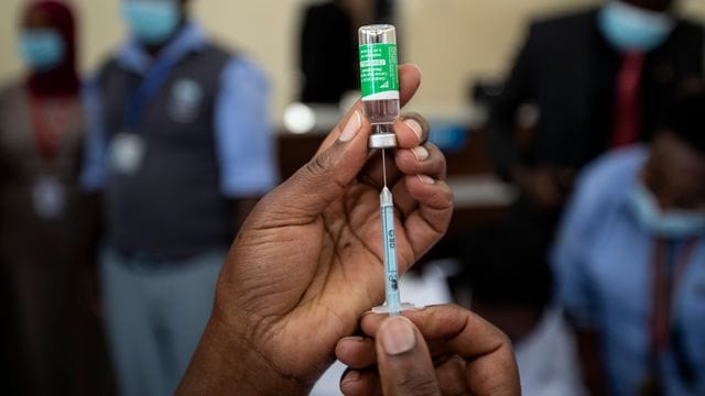 Die panafrikanische Gesundheitsbehörde Africa CDC ist besorgt, dass die Verzögerungen durch die Exportblockade in Indien den Kampf gegen das Coronavirus in Afrika stark beeinträchtigen könnte. Die panafrikanische Gesundheitsbehörde Africa CDC ist besorgt, dass die Verzögerungen durch die Exportblockade in Indien den Kampf gegen das Coronavirus in Afrika stark beeinträchtigen könnte.