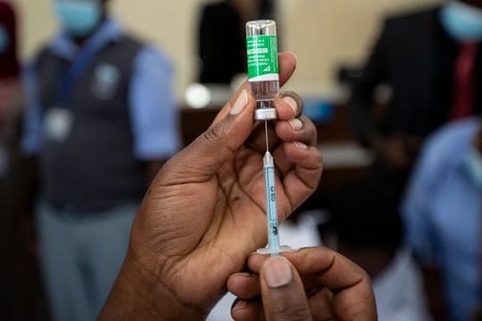 Die panafrikanische Gesundheitsbehörde Africa CDC ist besorgt, dass die Verzögerungen durch die Exportblockade in Indien den Kampf gegen das Coronavirus in Afrika stark beeinträchtigen könnte.