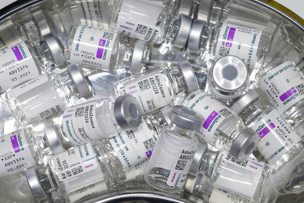 Mehrere Ampullen des Astrazeneca-Impfstoffs: Die Vorsitzende der Grünen-Fraktion im Berliner Abgeordnetenhaus, Antje Kapek, fordert Wartelisten für Impftermine.