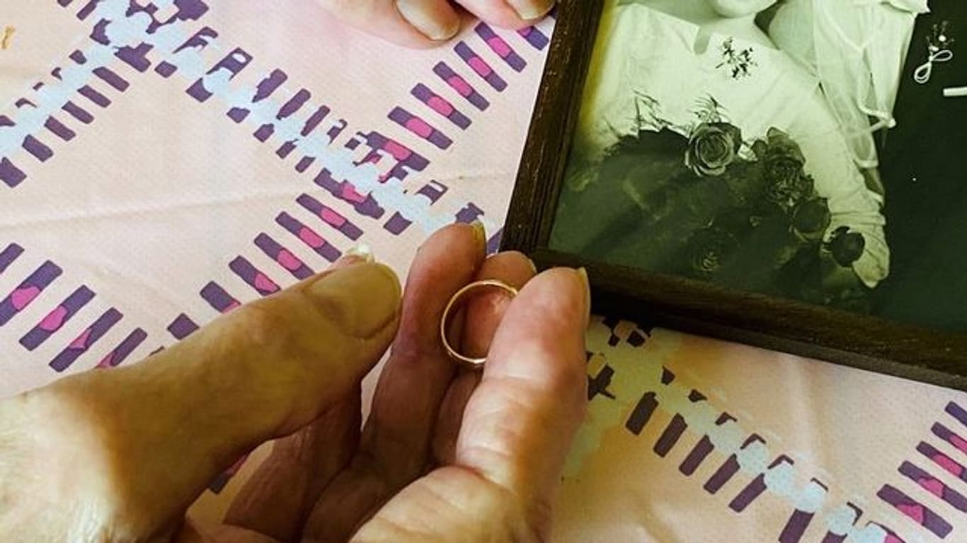 Eine Essener Seniorin (79) hält ihren neuen Ehering in der Hand: Zuvor war der blinden Frau das Original gestohlen worden.