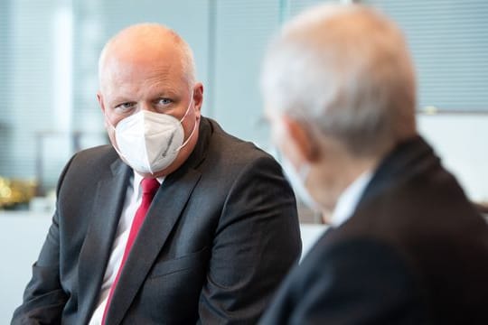 Ulrich Kelber (l), Bundesbeauftragter für den Datenschutz und die Informationsfreiheit (BfDI), übergibt im Deutschen Bundestag den Tätigkeitsbericht des BfDI an Bundestagspräsident Wolfgang Schäuble.
