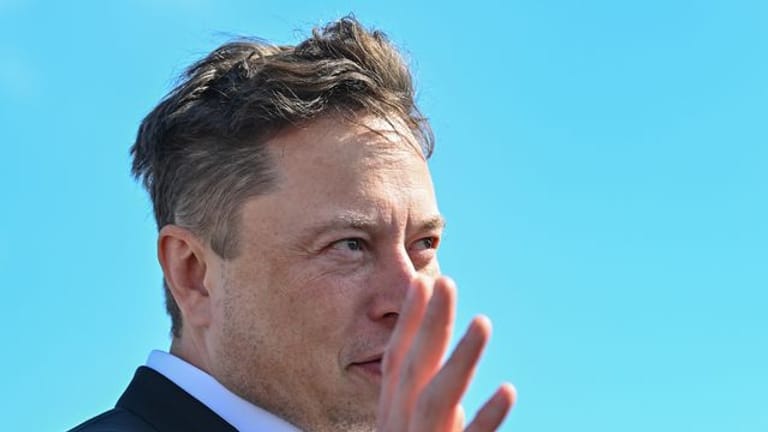 Elon Musk Verkauft Tesla Aktien Im Wert Von Fast Sieben Milliarden Dollar